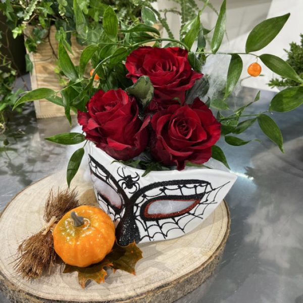 Attrape Fleurs - Artisan Fleuriste Montelimar - Composition Florale Originale Halloween Masque Roses Pourpres